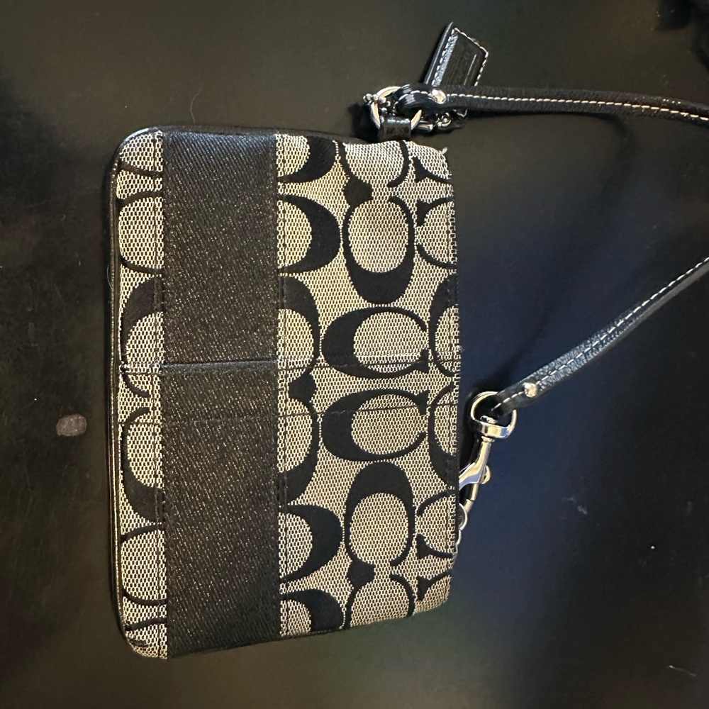 Coach wristlet, excellent condition - Picture 2 of 4